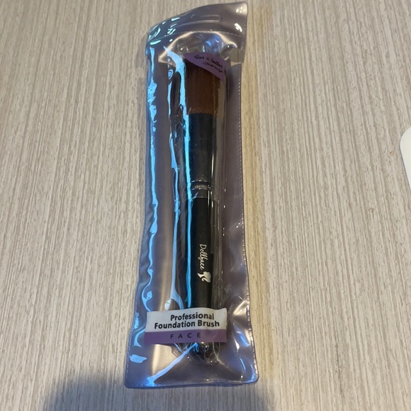 New Professional Foundation Brush - Picture 1 of 3